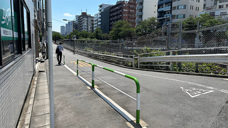 山手線の線路に沿った道